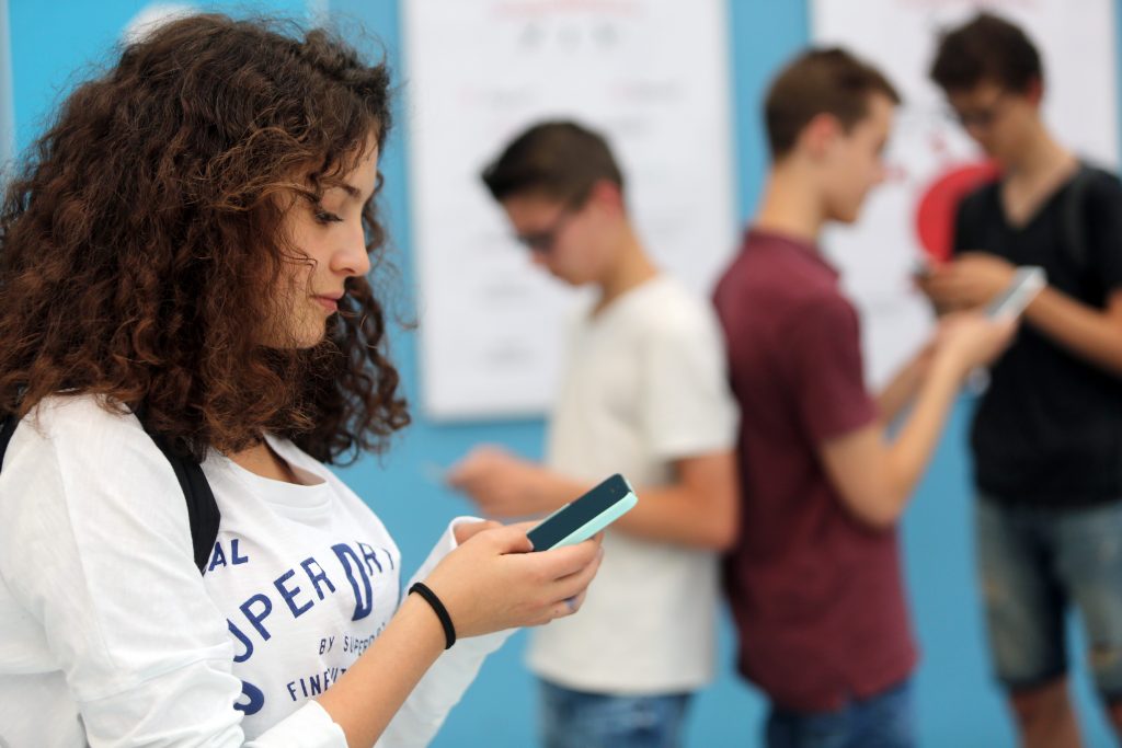 WhmDBS16_07_07_2016 Fritz Kopetzky WNL Weinheim, (shy) 13:20 Uhr Lehrerzimmer 2 an der DBS, , die Schülekreatives BILD von Medienscouts und Lehrer Peter Plattmann, Schüler sind instruiert, bewegung ins Bild zu bringen, mit Smartphones spielen usw. Erscheint in StadtLandKind