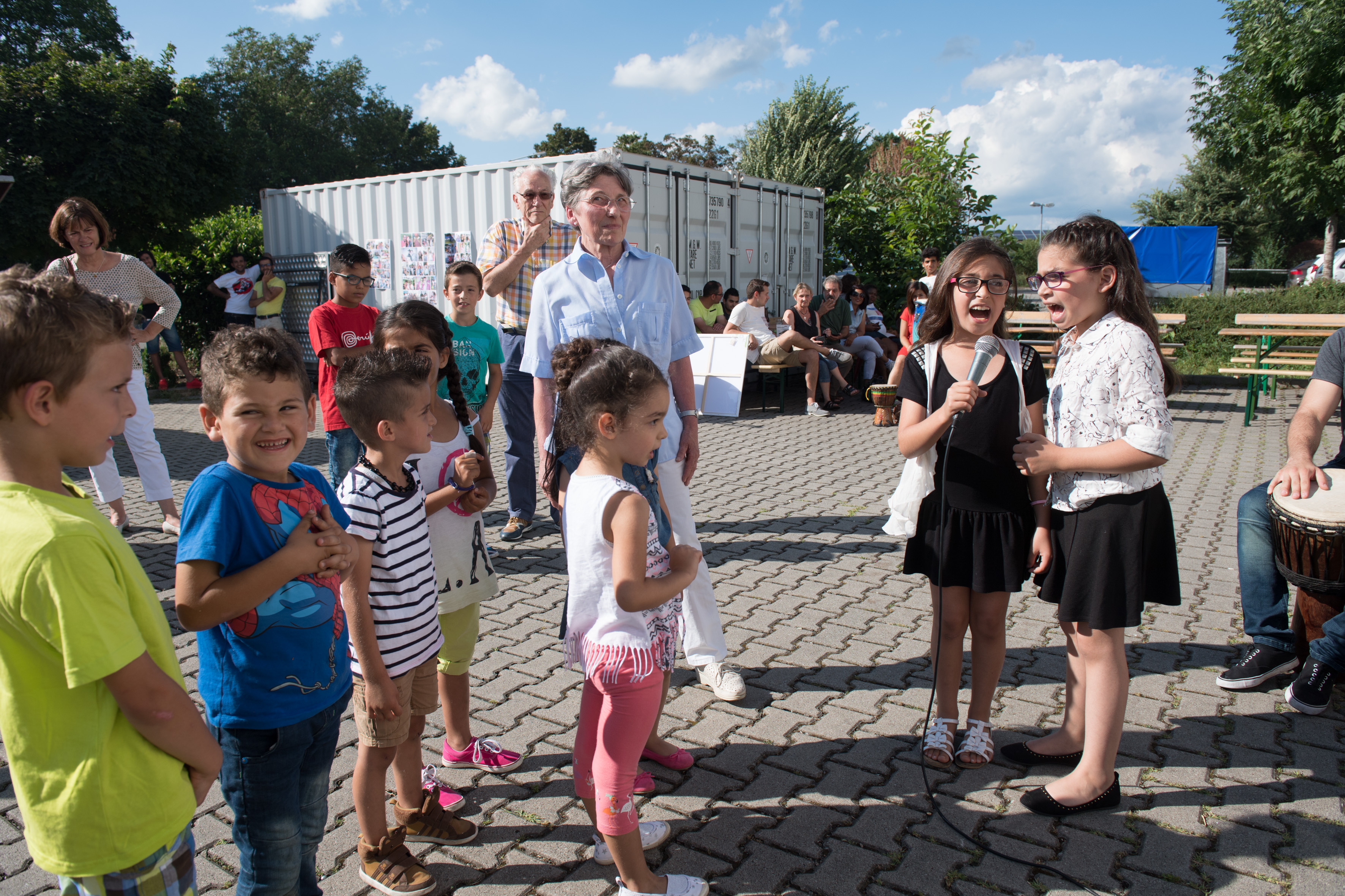 Marco Schilling 29.07.2016 WNL Weinheim Lützelsachsen - Waid / World-Café am GUPS-Hotel feiert Einjähriges / Bild: Flüchtlings-Kinderchor