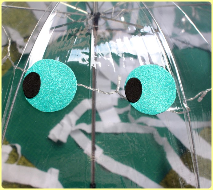 5. Schritt DIY Kostüm Qualle Fasching Augen aus Moosgummi basteln