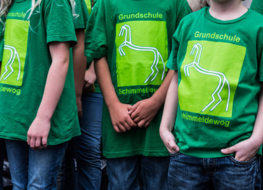 Marco Schilling 20.09.2014 OZU Unter-Schönmattenwag Unter-Schoenmattenwag Grundschule / Feature Featurebild Symbolbild T-Shirts mit AUfschrift Grundschule Schimmeldewog