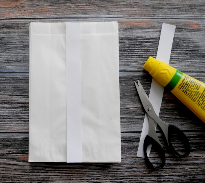 2. Schritt DIY Schneeblumen aus Tüten mit Papierstreifen festigen stabiler machen