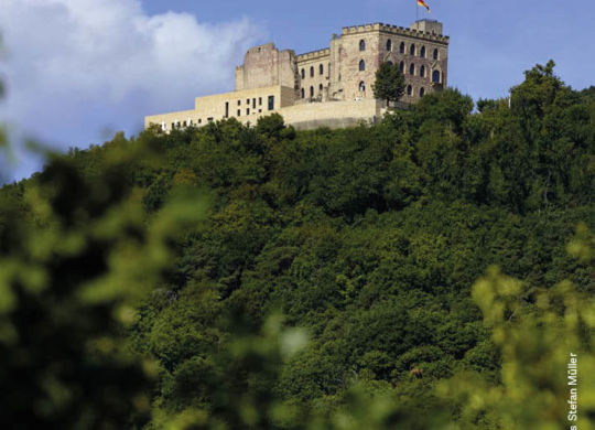 Schloss mit Restaurant von unten © Stiftung Hambacher Schloss Stefan Müller_WEB