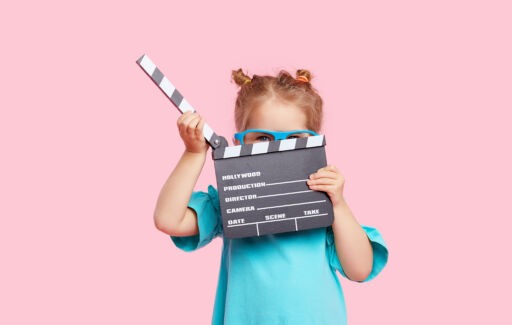 Kind mit Kino-Filmklappe