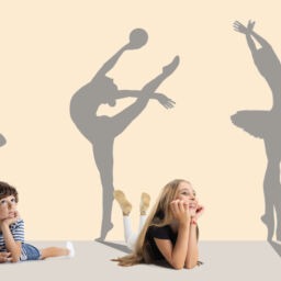 drei kinder mit schatten von Sportlern an einer Wand