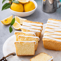 ein Teller mit Zitronenkuchen darauf