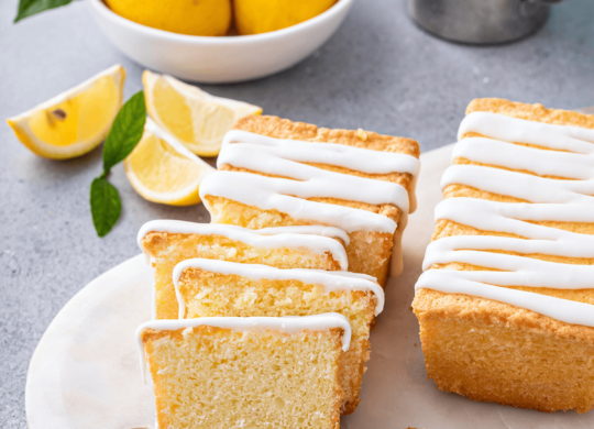ein Teller mit Zitronenkuchen darauf