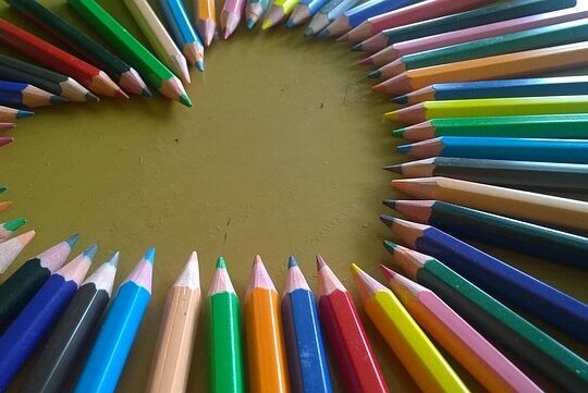 Buntstifte in Herzform /Pixabay