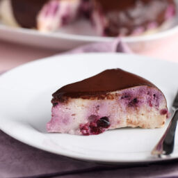 Käsekuchen auf einem Teller