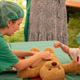 Teddybärkrankenhaus/Teddy Bruno proftierte auch im vergangenen Jahr schon bei seiner Operation von der OP-Assistenz der kleinen Besucher. (Foto: Lennart Westendorf)