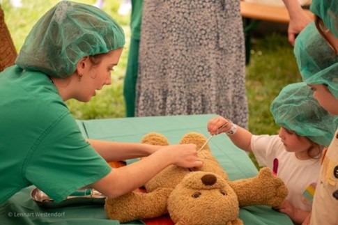 Teddybärkrankenhaus/Teddy Bruno proftierte auch im vergangenen Jahr schon bei seiner Operation von der OP-Assistenz der kleinen Besucher. (Foto: Lennart Westendorf)