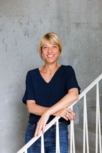 Eine Frau steht an einer Treppe